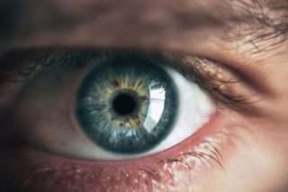 Temperature Self-Compensating Intelligent Wireless Measuring Contact Lens